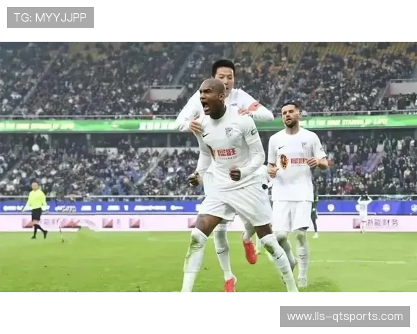 山东泰山主场4-1大胜大连英博，克雷桑、泽卡破门